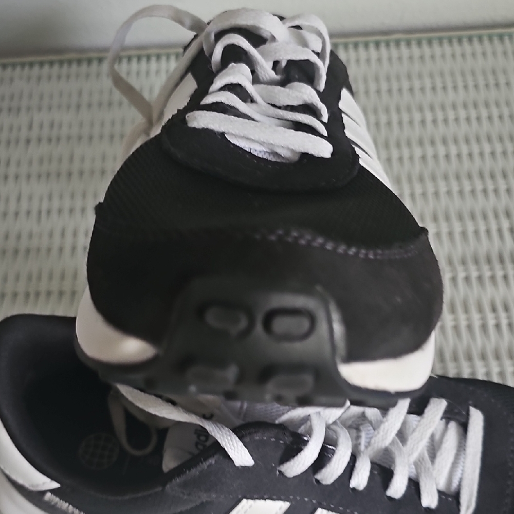 LIKE NEW! Iconic Adidas Classic Black and White Sneakers. M-8.5/W-10. - Picture 12 of 12